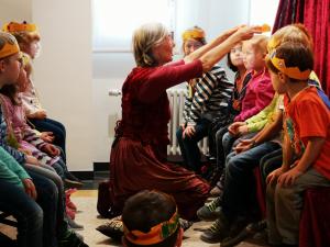 Krönung der Kinder beim Märchen-Mitmach-Programm