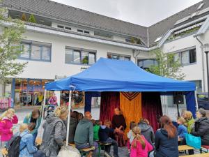 Märchenerzähler Karlheinz Schudt mit Publikum im Märchen-Pavillon