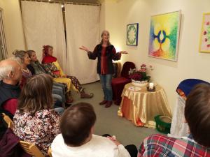 Märchenerzählerin erzählt Märchen und Weisheitsgeschichten vor Erwachsenen