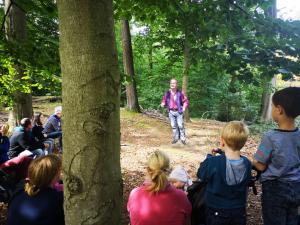 Märchenerzähler Karlheinz Schudt mit Publikum beim Waldspaziergang