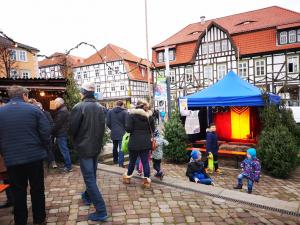 Märchenerzähl-Veranstaltung während eines Weihnachtsmarktes