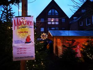 Märchenerzähl-Veranstaltung während eines Weihnachtsmarktes