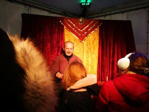 Märchenerzähler Karlheinz Schudt mit Publikum beim Weihnachtsmarkt