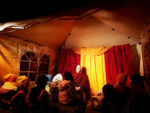 Märchenerzählerin Rita Maria Fröhle mit Publikum beim Weihnachtsmarkt