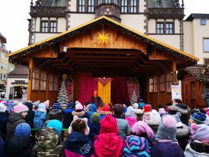 Märchenerzähler Karlheinz Schudt mit Schul- und Kindergartenkindern beim Weihnachtsmarkt