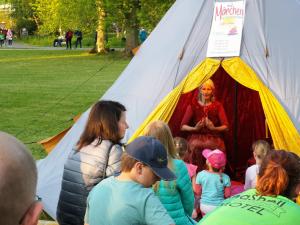 Märchenerzähl-Veranstaltung im Märchentipi beim Lichterfest im Park